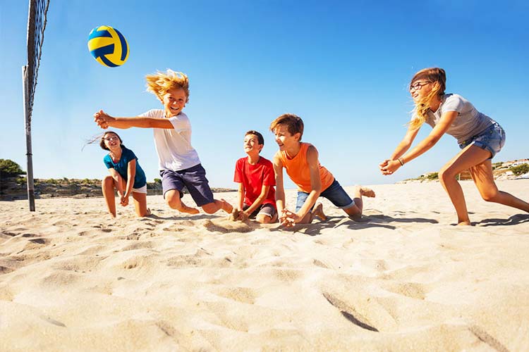 Bimbi che giocano a beach volley