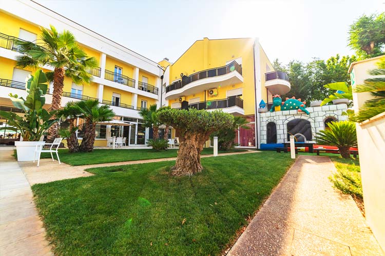 Giardino con giochi per i più piccoli